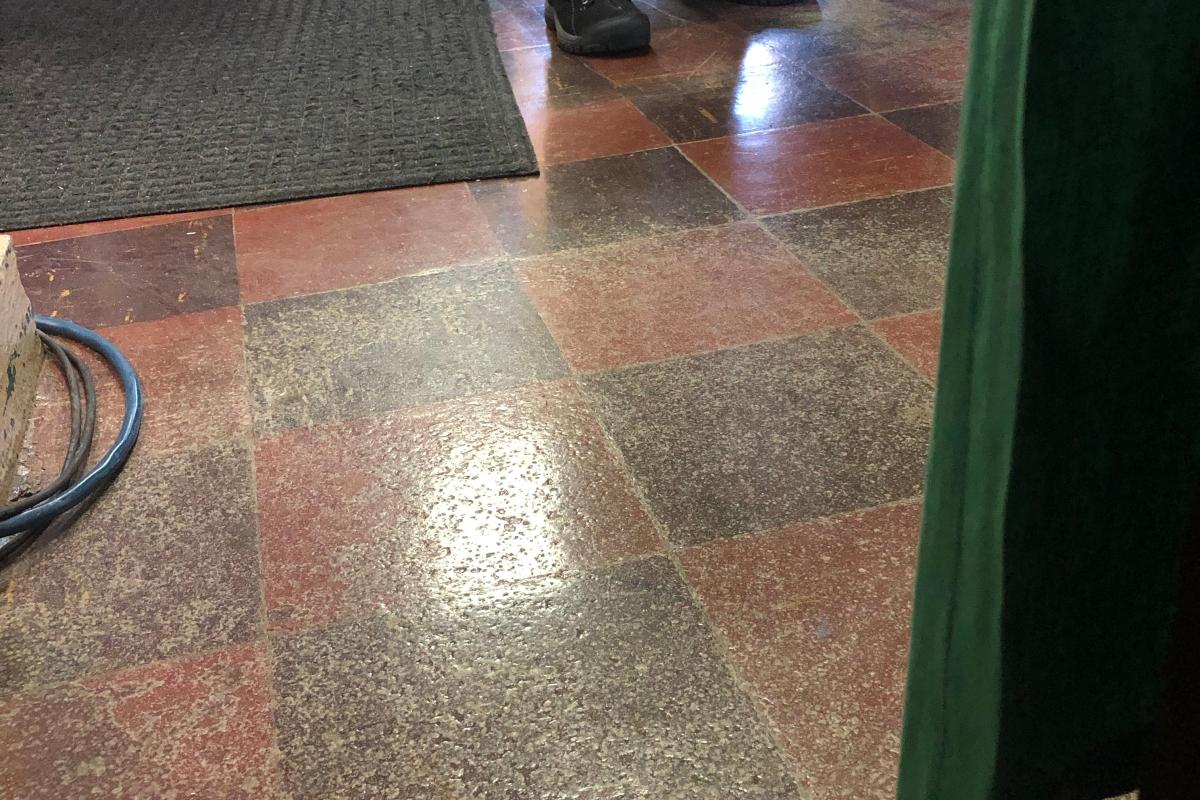 Worn floor surface exposing aspectos 